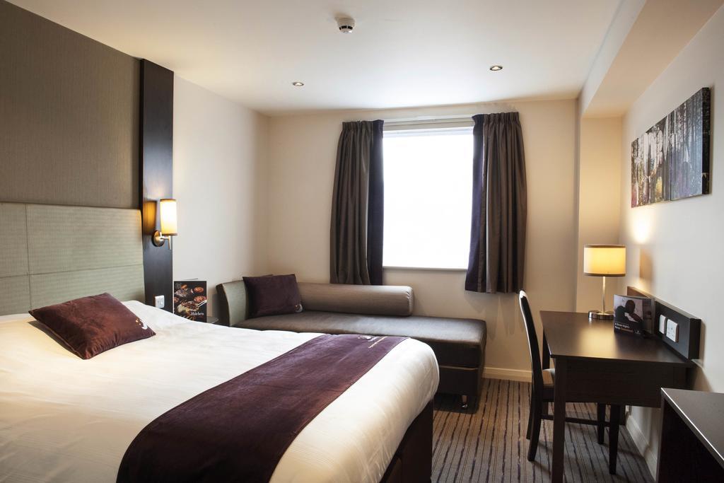 Premier Inn Aberdeen City Centre Room photo